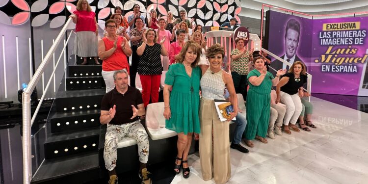 Vecinos de Peñaranda y Macotera asisten como público al programa «Y ahora Sonsoles» y colaboran con la AECC