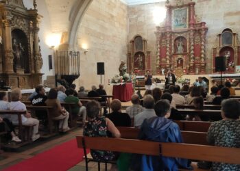 Los vecinos de Moríñigo disfrutan de la actuación del grupo Arena en la iglesia parroquial y su música «para el corazón»