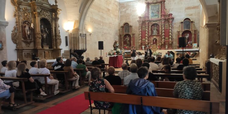 Los vecinos de Moríñigo disfrutan de la actuación del grupo Arena en la iglesia parroquial y su música «para el corazón»
