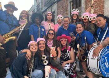 Ari celebra su despedida de soltera en Peñaranda junto a sus amigas y con la animación de la charanga Menudo Chaperón