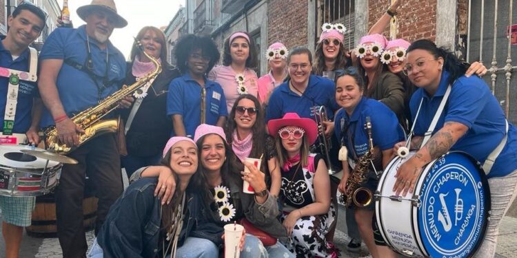 Ari celebra su despedida de soltera en Peñaranda junto a sus amigas y con la animación de la charanga Menudo Chaperón