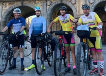 El Camino de Santiago en bici, nuevo reto para dos miembros del club Babilafuente Beer Bike que hoy han partido de Salamanca