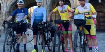 El Camino de Santiago en bici, nuevo reto para dos miembros del club Babilafuente Beer Bike que hoy han partido de Salamanca