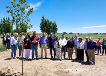 Un árbol en el Paseo del Recuerdo de Villoruela perpetuará la memoria de Benita Chamoso y su labor en defensa de las mujeres