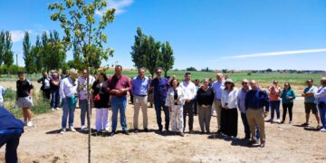 Un árbol en el Paseo del Recuerdo de Villoruela perpetuará la memoria de Benita Chamoso y su labor en defensa de las mujeres