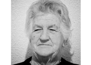 Villoruela rinde homenaje a Benita Chamoso, presidenta de la Federación de Mujeres, con un árbol en el Paseo del Recuerdo