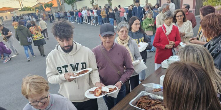 El Campo de Peñaranda reparte 600 raciones de parrillada a modo de cena en la segunda jornada de las fiestas del Corpus