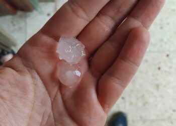 Una espectacular tormenta descarga esta tarde en Cantalpino y deja calles anegadas y granizos del tamaño de aceitunas