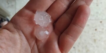 Una espectacular tormenta descarga esta tarde en Cantalpino y deja calles anegadas y granizos del tamaño de aceitunas