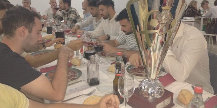 El Club Deportivo Peñaranda sigue con las celebraciones del ascenso a Regional, esta vez con una cena en Los Álamos