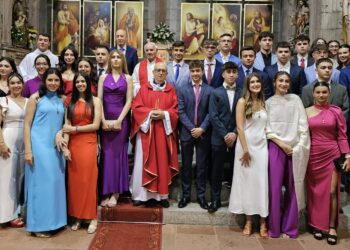 27 jóvenes confirman su fe en la iglesia parroquial de Peñaranda en una ceremonia oficiada por el vicario general Tomás Durán
