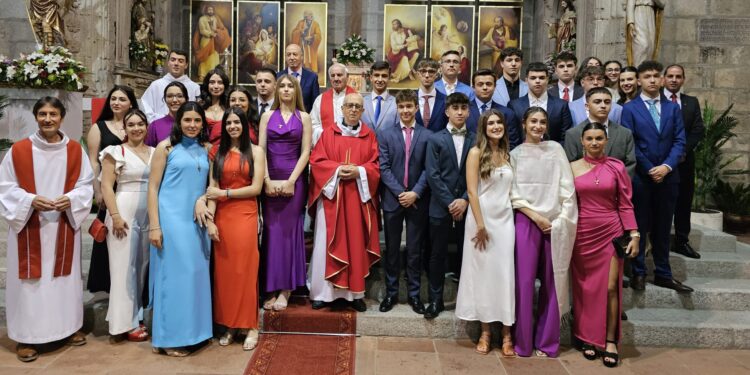 27 jóvenes confirman su fe en la iglesia parroquial de Peñaranda en una ceremonia oficiada por el vicario general Tomás Durán