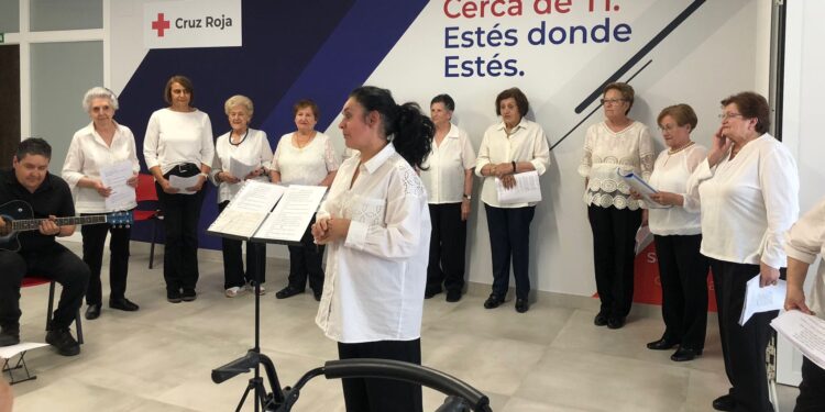 Fin de curso del taller de canto de Cruz Roja en Peñaranda con un recital en la nueva sede y un animado concurso de karaoke