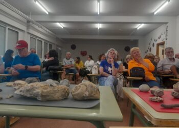 El taller Bosque-Escuela clausura el curso en Peñaranda con una charla sobre fósiles a cargo del experto Juan Carretero González