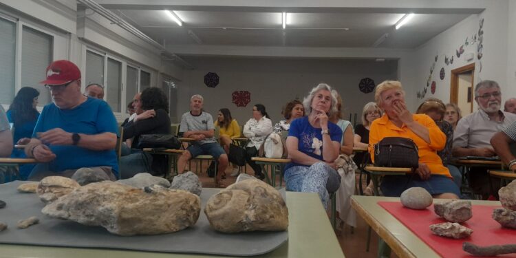 El taller Bosque-Escuela clausura el curso en Peñaranda con una charla sobre fósiles a cargo del experto Juan Carretero González