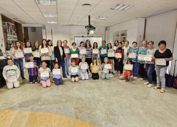 Peñaranda cierra con gran éxito el taller intergeneracional de ganchillo y todos los participantes reciben un diploma de recuerdo