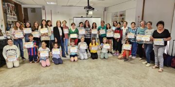 Peñaranda cierra con gran éxito el taller intergeneracional de ganchillo y todos los participantes reciben un diploma de recuerdo
