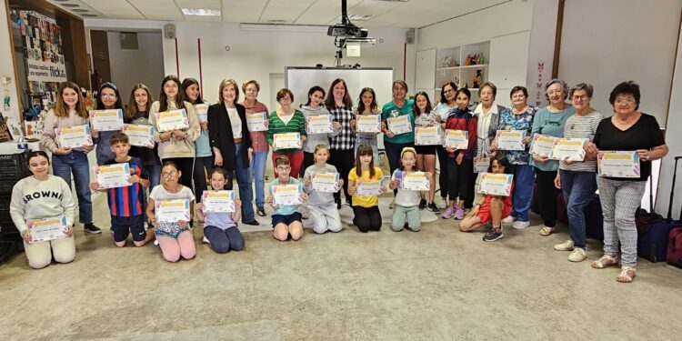 Peñaranda cierra con gran éxito el taller intergeneracional de ganchillo y todos los participantes reciben un diploma de recuerdo