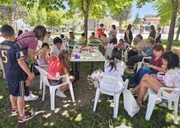 Peñaranda celebra el Día Mundial de Tejer en Público con una animada mañana de creación de labores en el parque La Huerta