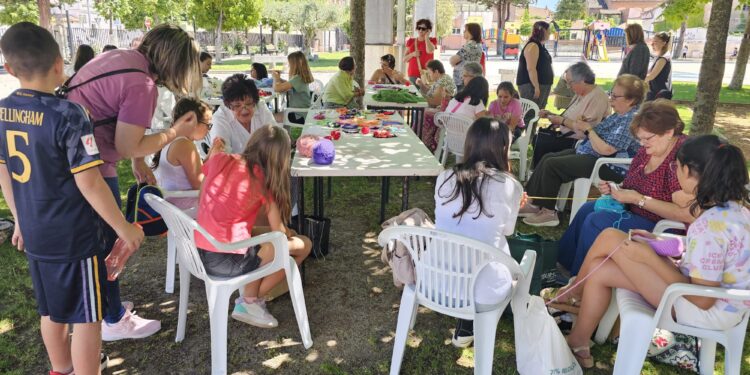 Peñaranda celebra el Día Mundial de Tejer en Público con una animada mañana de creación de labores en el parque La Huerta