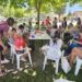 Peñaranda celebra el Día Mundial de Tejer en Público con una animada mañana de creación de labores en el parque La Huerta