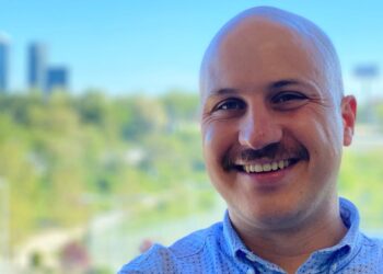 Mario Campano: «Fui uno de los primeros en salir del armario abiertamente en mi pueblo y trabajé arduamente para que se izara la bandera de la igualdad en nuestro Ayuntamiento»