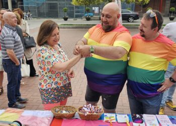 El colectivo LGTBIQ+ celebra en Peñaranda una jornada de sensibilización con un Punto Arco Iris en la plaza de España
