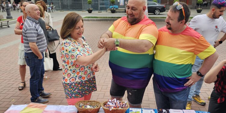 El colectivo LGTBIQ+ celebra en Peñaranda una jornada de sensibilización con un Punto Arco Iris en la plaza de España