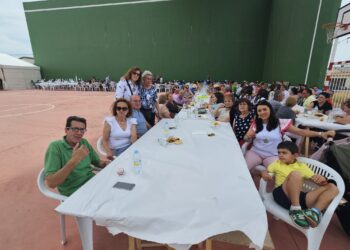 Cantaracillo reparte medio millar de raciones de paella con pan, bebida y postre en la comida de la Fiesta de la Mancomunidad
