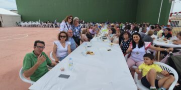 Cantaracillo reparte medio millar de raciones de paella con pan, bebida y postre en la comida de la Fiesta de la Mancomunidad