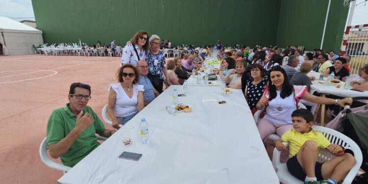 Cantaracillo reparte medio millar de raciones de paella con pan, bebida y postre en la comida de la Fiesta de la Mancomunidad