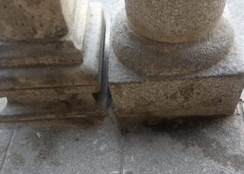 Quejas vecinales en Peñaranda por la suciedad y olores que dejan los orines caninos en las esquinas y en las columnas de las plazas