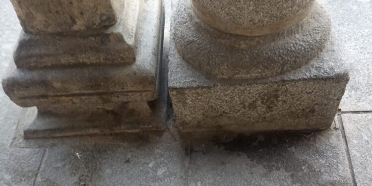 Quejas vecinales en Peñaranda por la suciedad y olores que dejan los orines caninos en las esquinas y en las columnas de las plazas