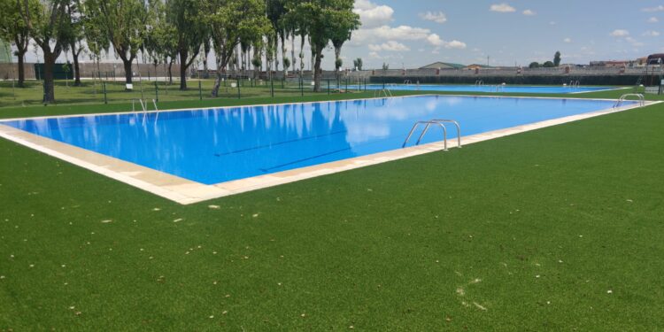 Las piscinas al aire libre de Peñaranda abrirán sus puertas el día 21 y los abonos de temporada ya están a la venta en el CID