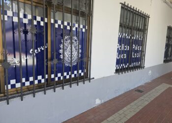 El cuartel de la Policía Local de Peñaranda estrena vinilos en el exterior para preservar la intimidad de agentes y usuarios
