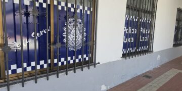 El cuartel de la Policía Local de Peñaranda estrena vinilos en el exterior para preservar la intimidad de agentes y usuarios