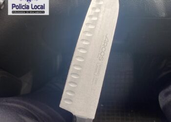 La Policía Local de Peñaranda requisa un cuchillo de grandes dimensiones que un hombre llevaba oculto en su espalda