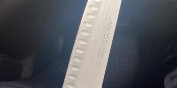 La Policía Local de Peñaranda requisa un cuchillo de grandes dimensiones que un hombre llevaba oculto en su espalda