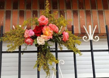 Santiago de la Puebla perpetúa la tradición de colocar las cruces de San Juan en las viviendas y usar «pañales» para crearlas
