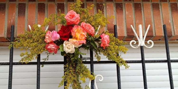 Santiago de la Puebla perpetúa la tradición de colocar las cruces de San Juan en las viviendas y usar «pañales» para crearlas