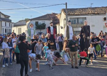 Sorpresa e intensas ovaciones del público en Villoruela con el gran pasacalles y representación de «El príncipe villoruelense»