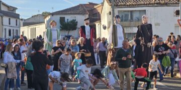 Sorpresa e intensas ovaciones del público en Villoruela con el gran pasacalles y representación de «El príncipe villoruelense»