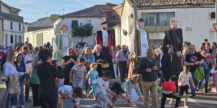 Sorpresa e intensas ovaciones del público en Villoruela con el gran pasacalles y representación de «El príncipe villoruelense»
