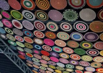 Villoruela se mueve sorprende con una original propuesta estival para tejer y dar sombra en la explanada frente a la iglesia