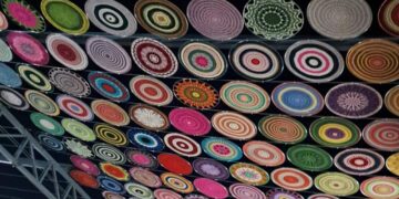 Villoruela se mueve sorprende con una original propuesta estival para tejer y dar sombra en la explanada frente a la iglesia