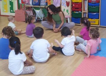 Niños y niñas del programa Crecemos de Macotera participan en una clase de yoga en la que aprenden a controlar las emociones
