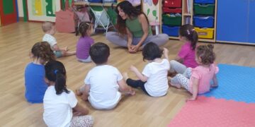 Niños y niñas del programa Crecemos de Macotera participan en una clase de yoga en la que aprenden a controlar las emociones