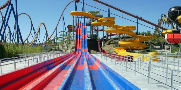 Warner Beach y el parque madrileño del Retiro, destino de la excursión para jóvenes del Ayuntamiento de Peñaranda