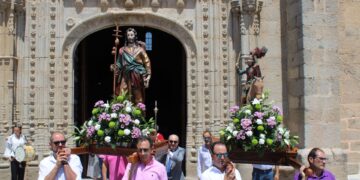 Autoridades locales, Corte de Honor y vecinos de Santiago de la Puebla acompañan al apóstol Santiago, patrón y peregrino