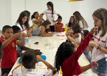 Ocio y conciliación familiar con el campamento urbano de Cruz Roja en Peñaranda que reúne a una veintena de niños y niñas